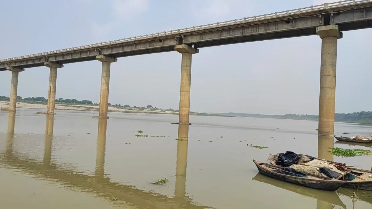 Kanpur Dehat News: यमुना में पानी बढ़ने से आठ चौकियां सक्रिय...बाढ़ की आशंका से लोगों में बढ़ी बेचैनी