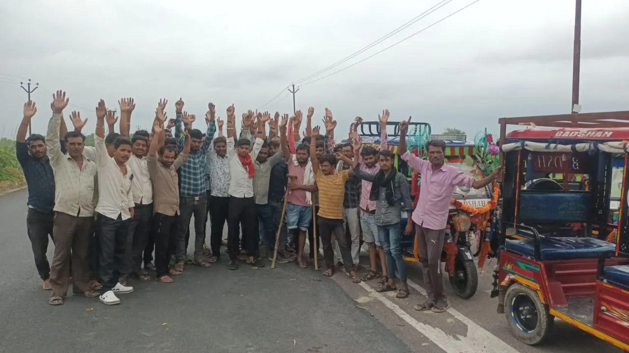 Kanpur Dehat News: नगर पंचायत के उठाए ठेके में अवैध वसूली...चालकों ने किया प्रदर्शन 