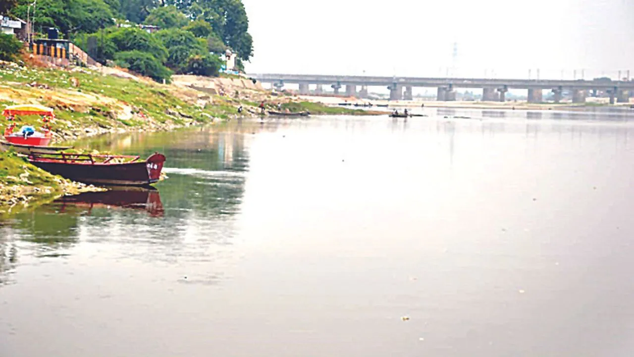 Kanpur News: हरिद्वार में बारिश से कानपुर की गंगा उफनाई...चार दिन में गंगा बैराज पर 32 सेमी. पानी चढ़ा