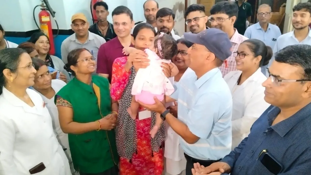 Kanpur News: अपनों ने छोड़ा, डॉक्टरों ने पाला, आज बच्ची हो गई विदा...जन्म के बाद हैलट अस्पताल में छोड़ गए थे माता-पिता  