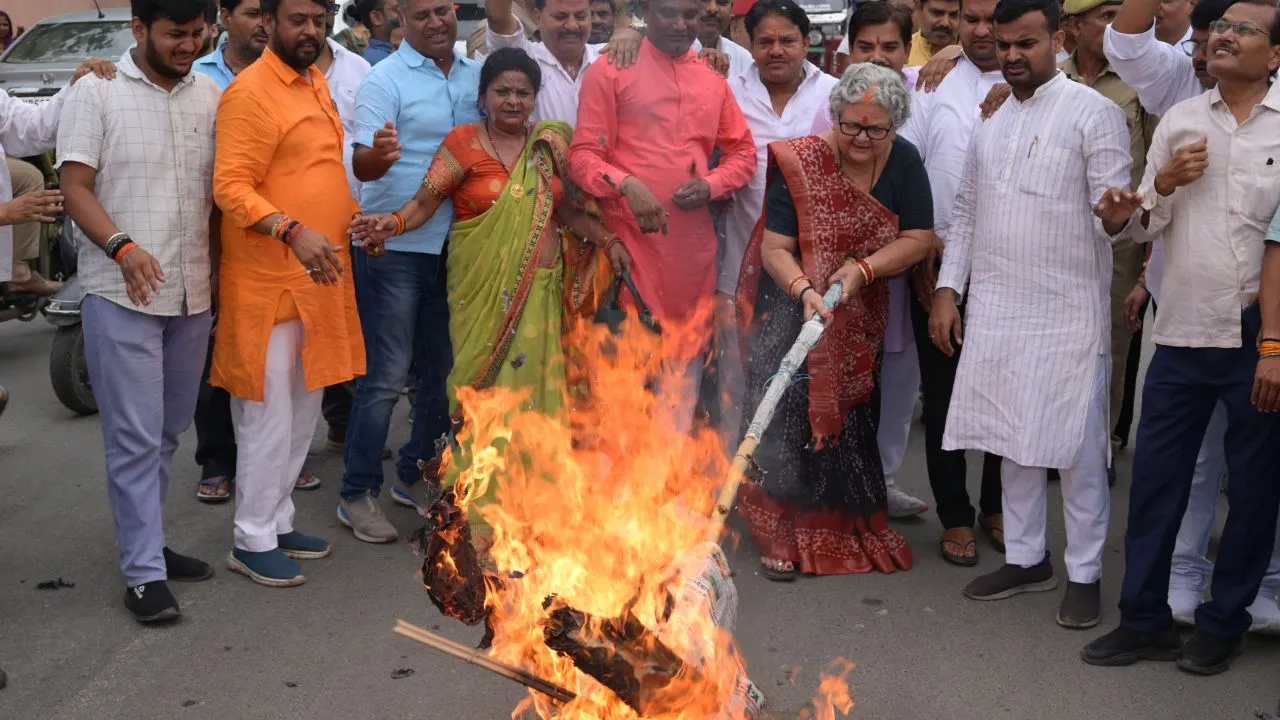 Kanpur: महापौर और पार्षदों ने नगर निगम के बाहर फूंका राहुल गांधी का पुतला... प्रमिला पांडेय बोली- हिंदू हित का हनन हुआ तो खून बहेगा सड़कों पर