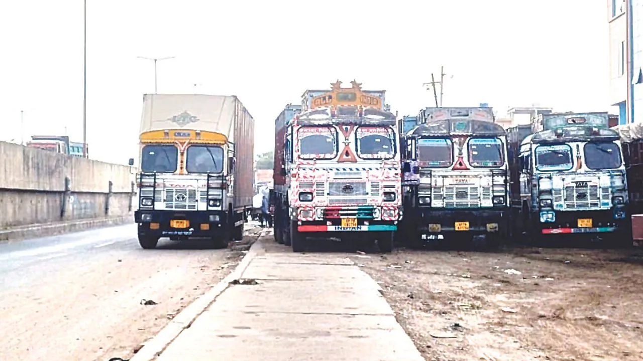 Kanpur News: नाले-नालियां चोक, बारिश में डूबता रामादेवी-नौबस्ता हाईवे...वाहन खड़े होने से क्षतिग्रस्त हुए नाले