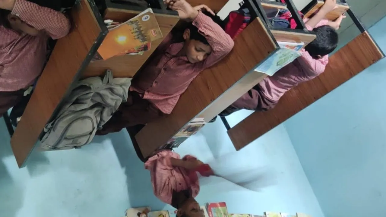 Kasganj: गर्मी और उमस से बिगडती जा रही नौनिहालों की सेहत...जिम्मेदार अनजान, स्कूलों के समय बदलने की उठ रही मांग