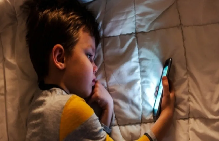 कासगंज: सावधान! मोबाइल फोन का इस्तेमाल बच्चों को बना रहा आंखों का रोगी