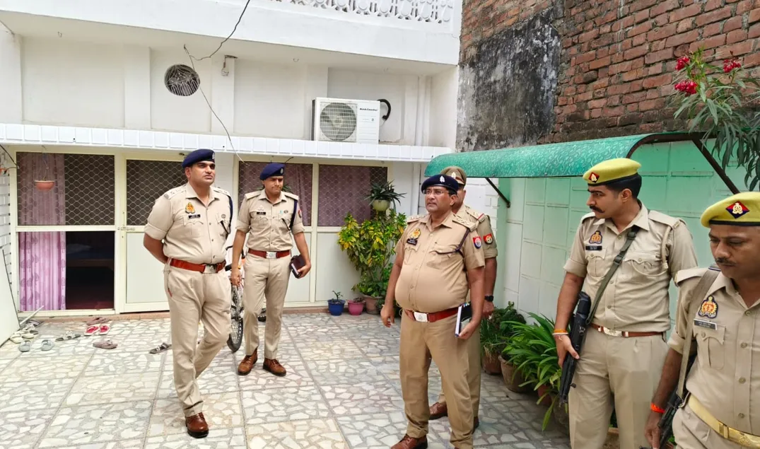 बरेली: बुजुर्ग महिला के घर में घुसे बदमाशों ने पौने दो घंटे तक की लूटपाट, लाखों के जेवर और कैश लूटा
