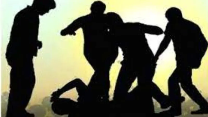 Fatehpur Crime: पुलिस हिरासत में एसडीएम कोर्ट जा रहे आरोपियों को प्रधान पति ने पुत्र के साथ मिलकर पीटा...जानें- पूरा मामला