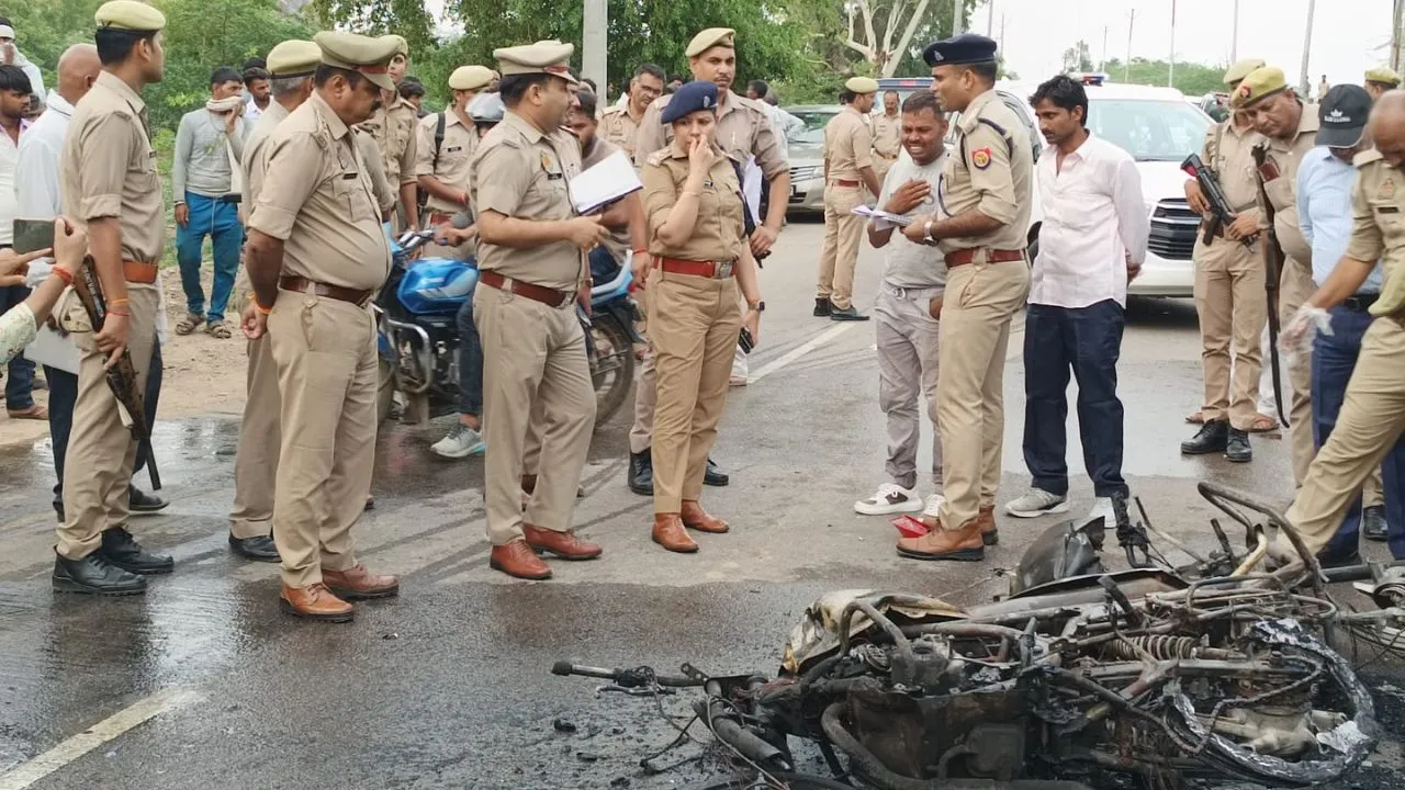 Mahoba Bike Collided Fire News 1