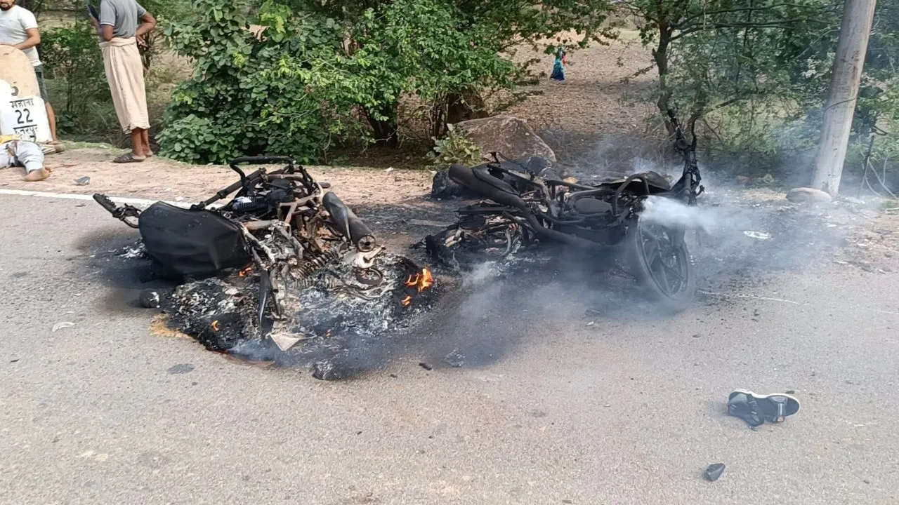 महोबा में बड़ी घटना: दो बाइकों की आमने-सामने टक्कर...चार जिंदा जले, दो की हालत बेहद नाजुक, घटनास्थल पर पहुंचे अधिकारी