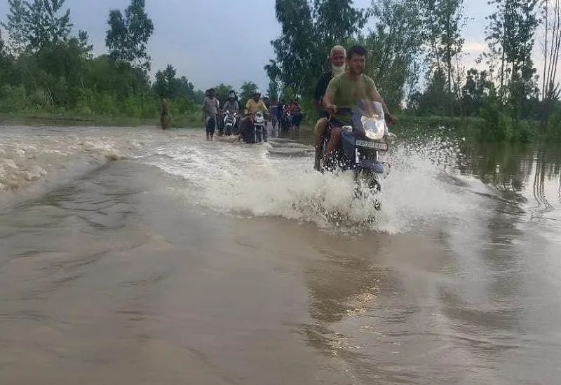 मुरादाबाद : बाढ़ की विभीषिका से निपटने में लोगों की मदद करेंगे 18 नाविक और 41 गोताखोर