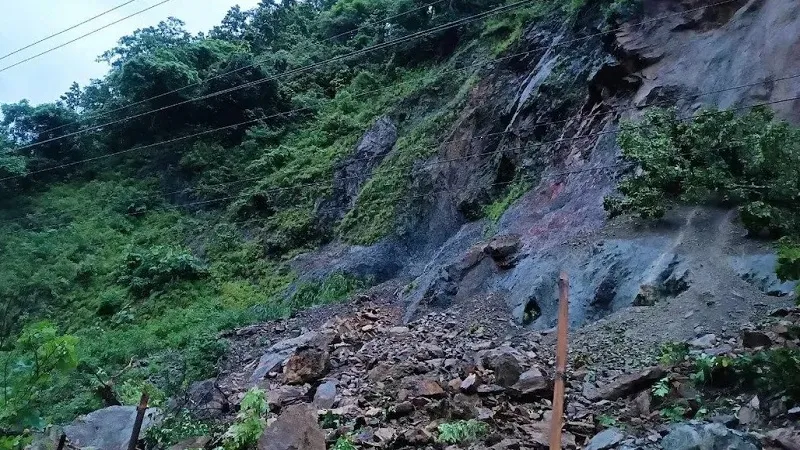 Nepal Landslide : नेपाल में भूस्खलन की चपेट में आई दो बसें नदी में बहीं, सात भारतीयों समेत 65 यात्री लापता 