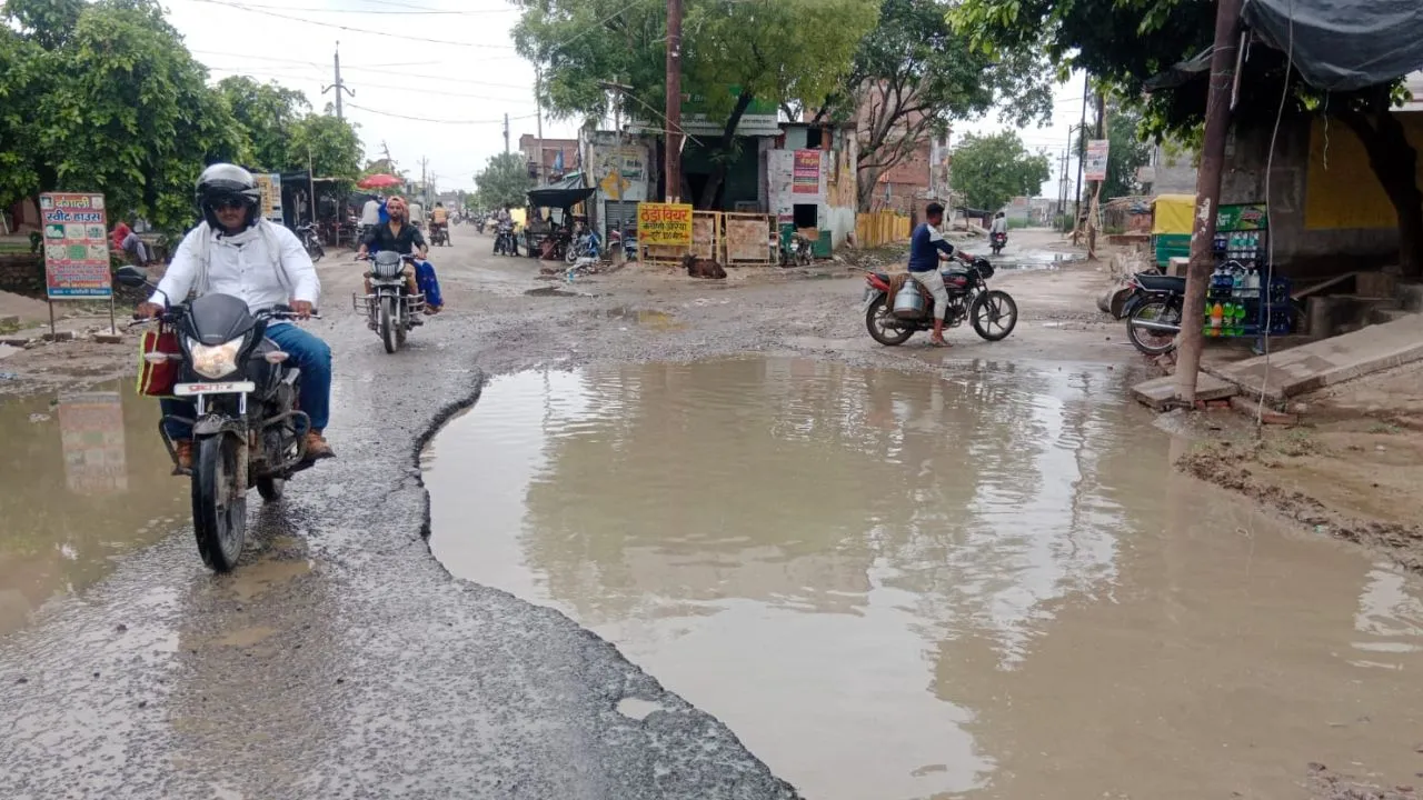 Auraiya News: जर्जर सड़क पर जलभराव होने से राहगीर परेशान...ग्रामीणों का आरोप- अधिकारी नहीं देते ध्यान
