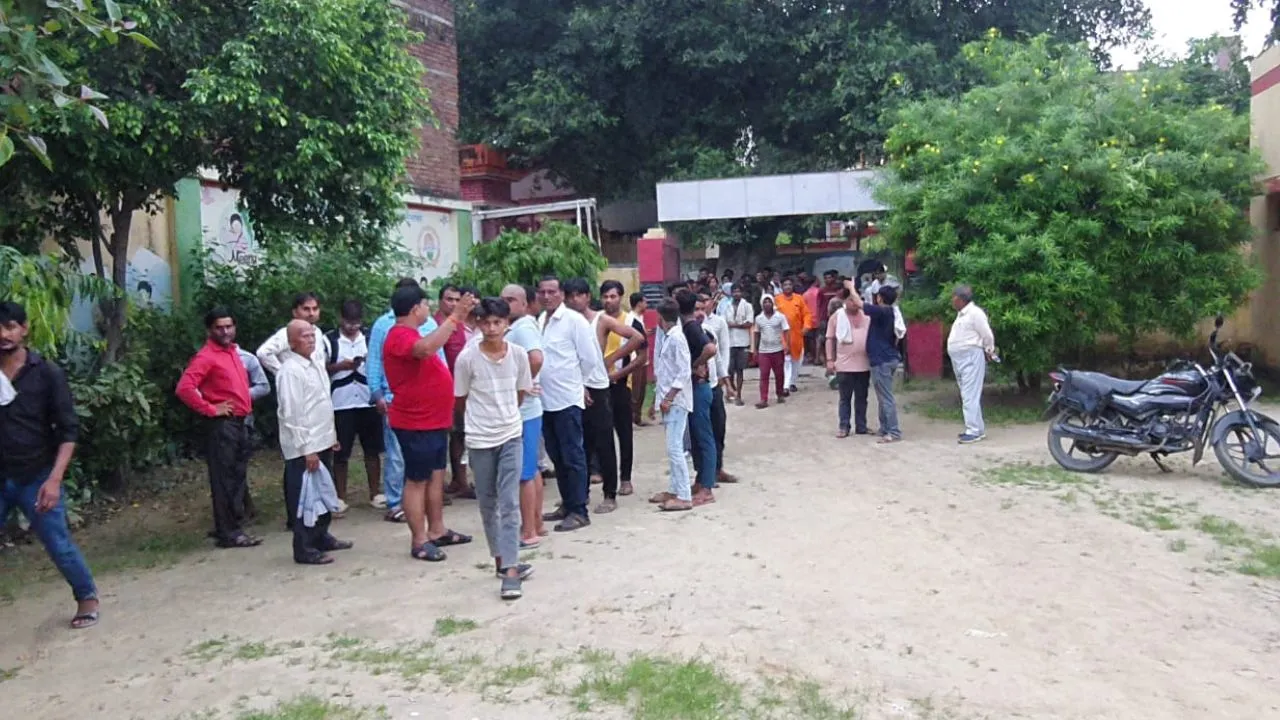 Farrukhabad Crime: महिला बनकर आए हमलावर ने बीआरसी कार्यालय में तैनात शिक्षक को मारी गोली...पुलिस ने शुरू की तलाश