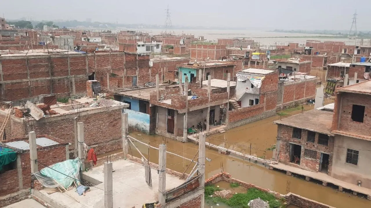 Unnao News: तटवर्ती इलाकों में रहने वालों लोगों की बढ़ी मुसीबतें...गंगा का जलस्तर चेतावनी बिंदु पार, सैकड़ों मकान जलमग्न