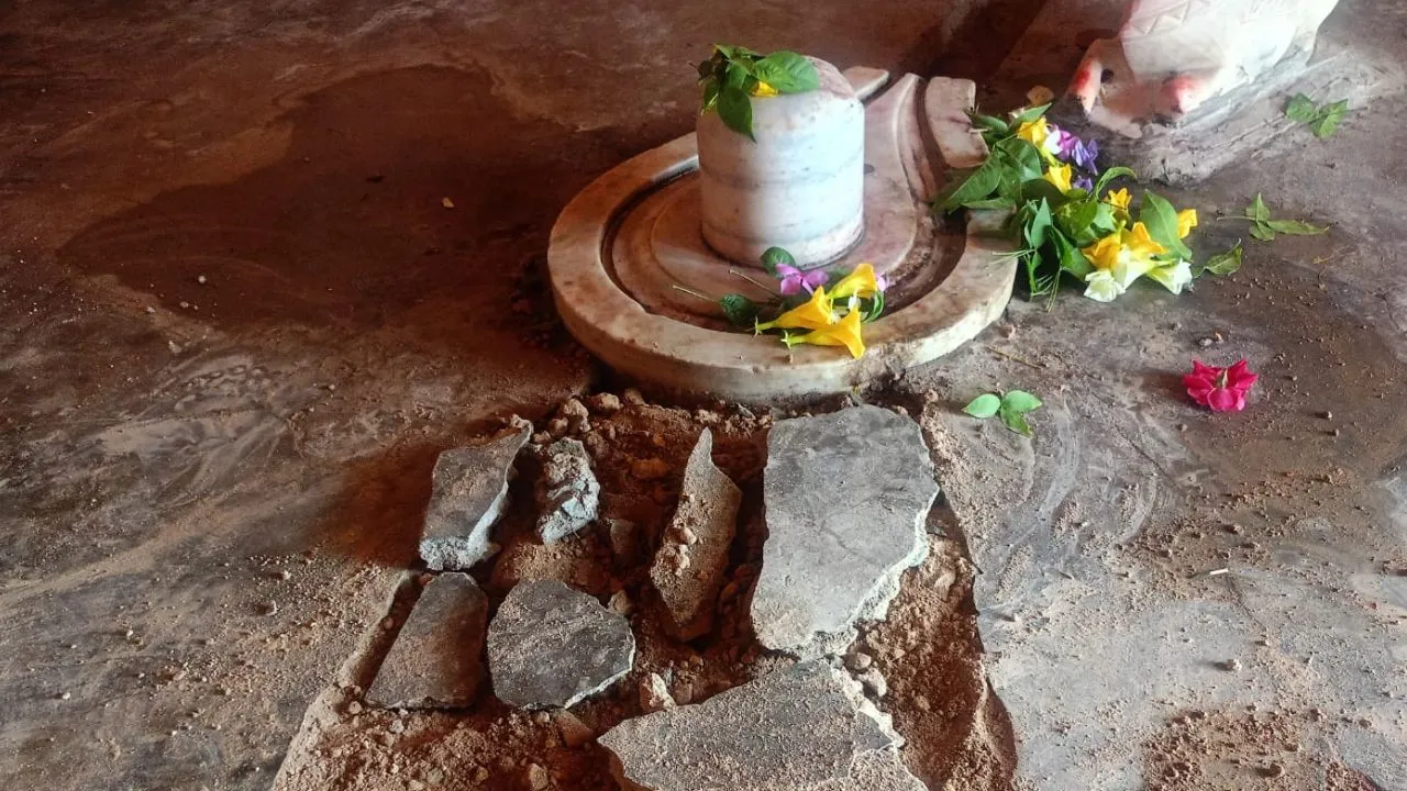 Kanpur Dehat News: खजाने के लालच में प्राचीन शिव मंदिर का खोदा गर्भगृह...पूजा करने पहुंचे भक्त नजारा देखकर रह गए दंग