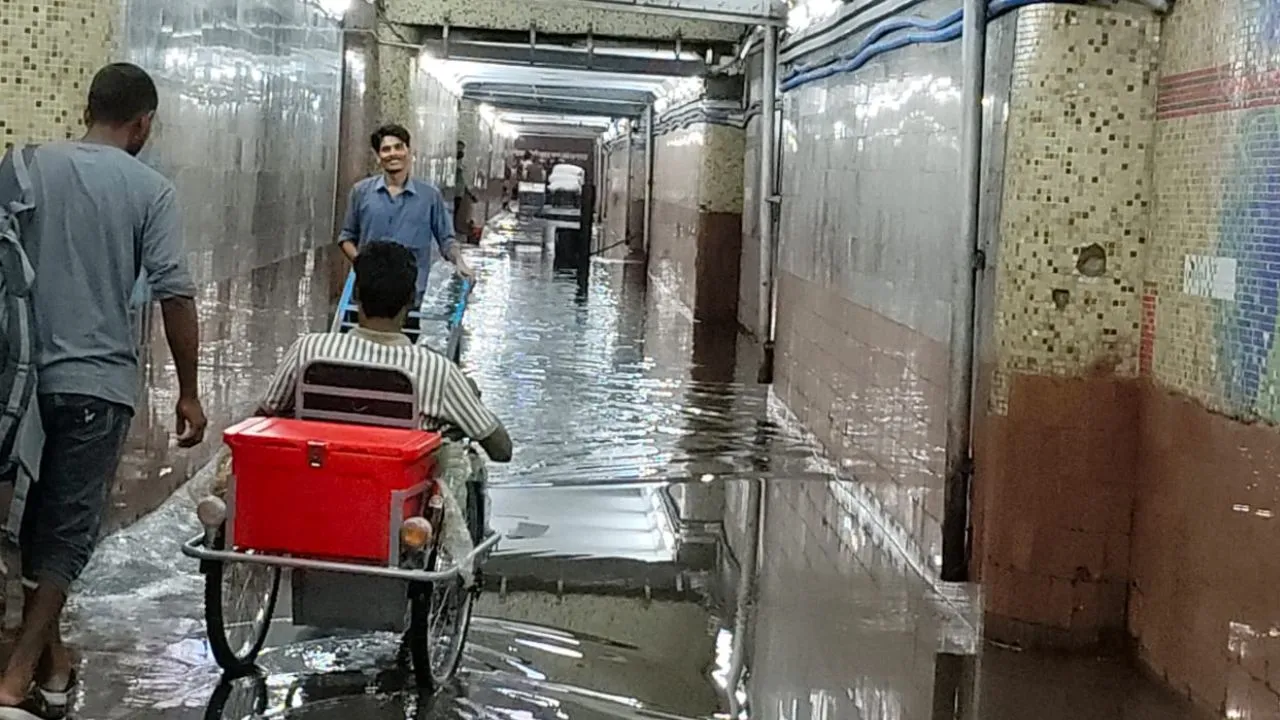 Kanpur: स्टेशन पर ट्रेनें ठप, सुरंग में पानी भरने से यात्री परेशान...सिग्नल फेल होने के कारण कई ट्रेन आउटर पर ही रुकीं