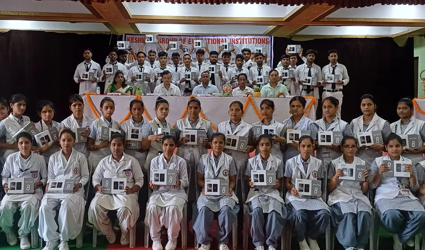 बरेली: स्मार्ट फोन पाकर खिले छात्र-छात्राओं के चेहरे, एसडीएम सदर बोले- इनका गलत दिशा में प्रयोग न करें