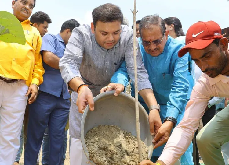 कासगंज: वृहद पौधा रोपण अभियान...जिले में रोपे गए 24 लाख 54 हजार पौधे