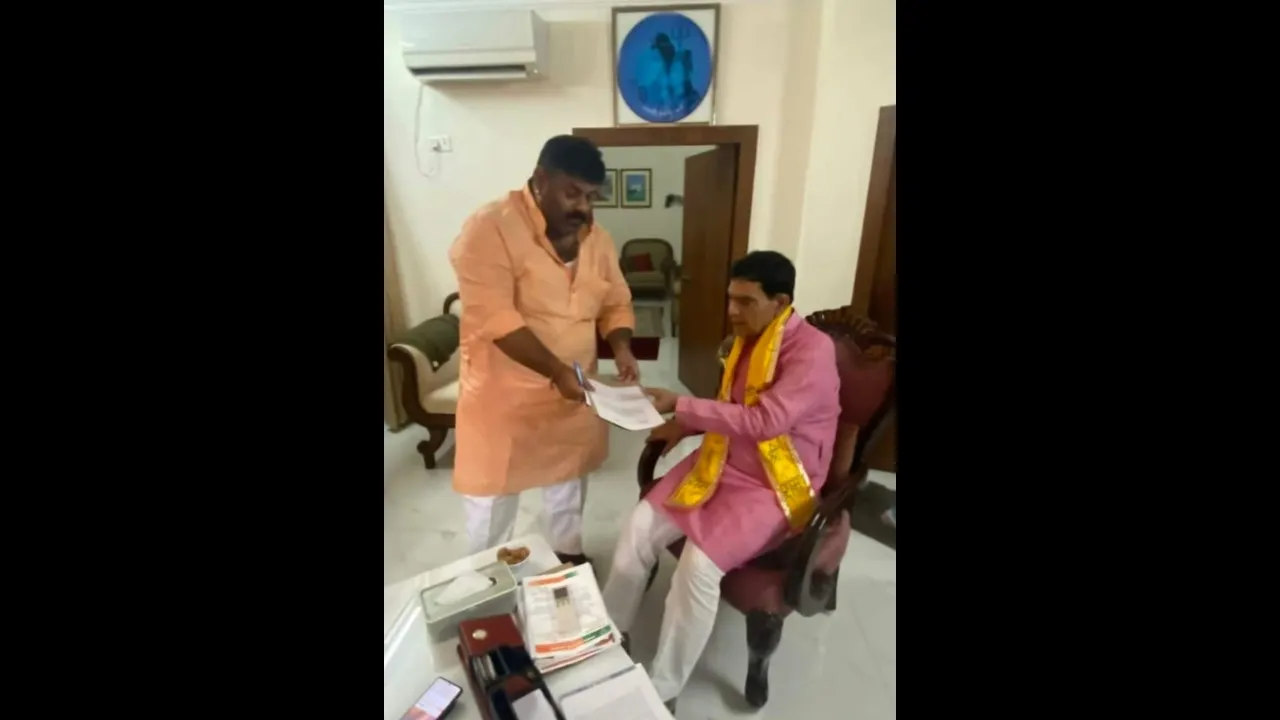 अयोध्याः बिजली कटौती पर ऊर्जा मंत्री से मिले पूर्व एमएलसी, 40 घंटे से सप्लाई बाधित 