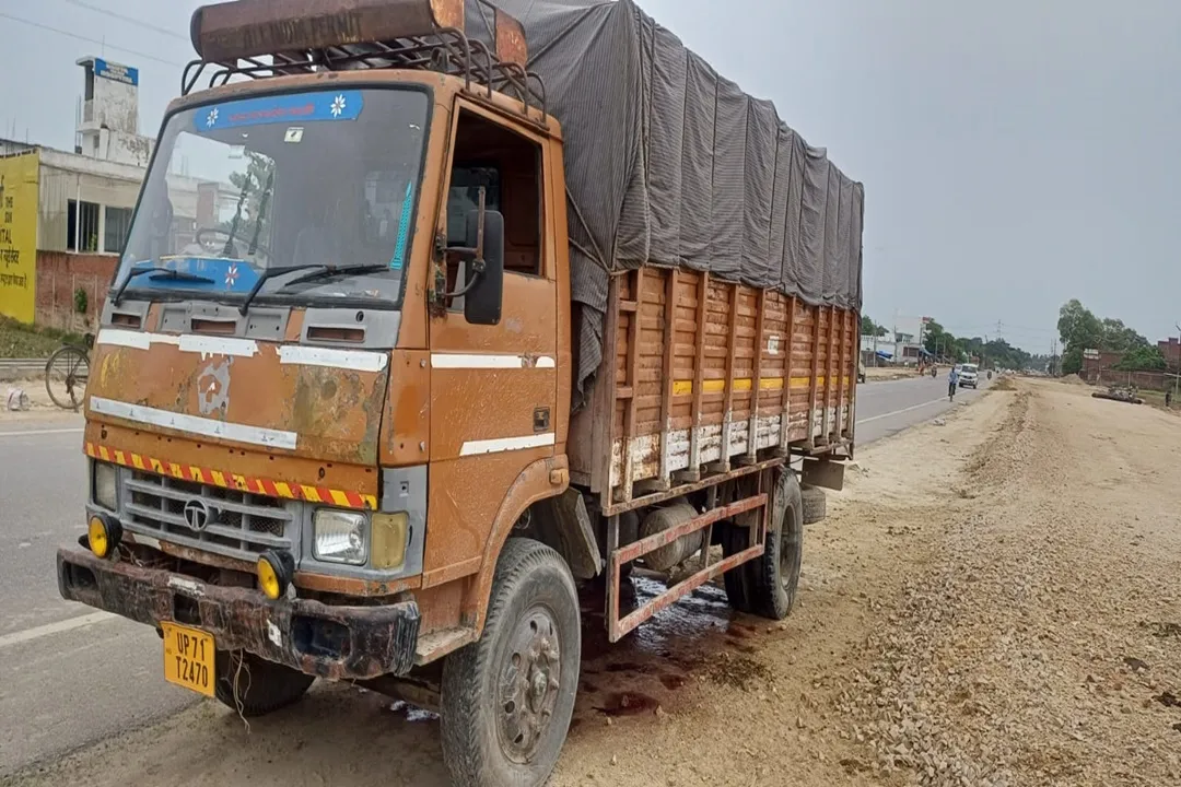 रायबरेली: सड़क किनारे खड़ा मिला 25 मृत मवेशियों से लदा DCM, आसपास के गांव में सनसनी 