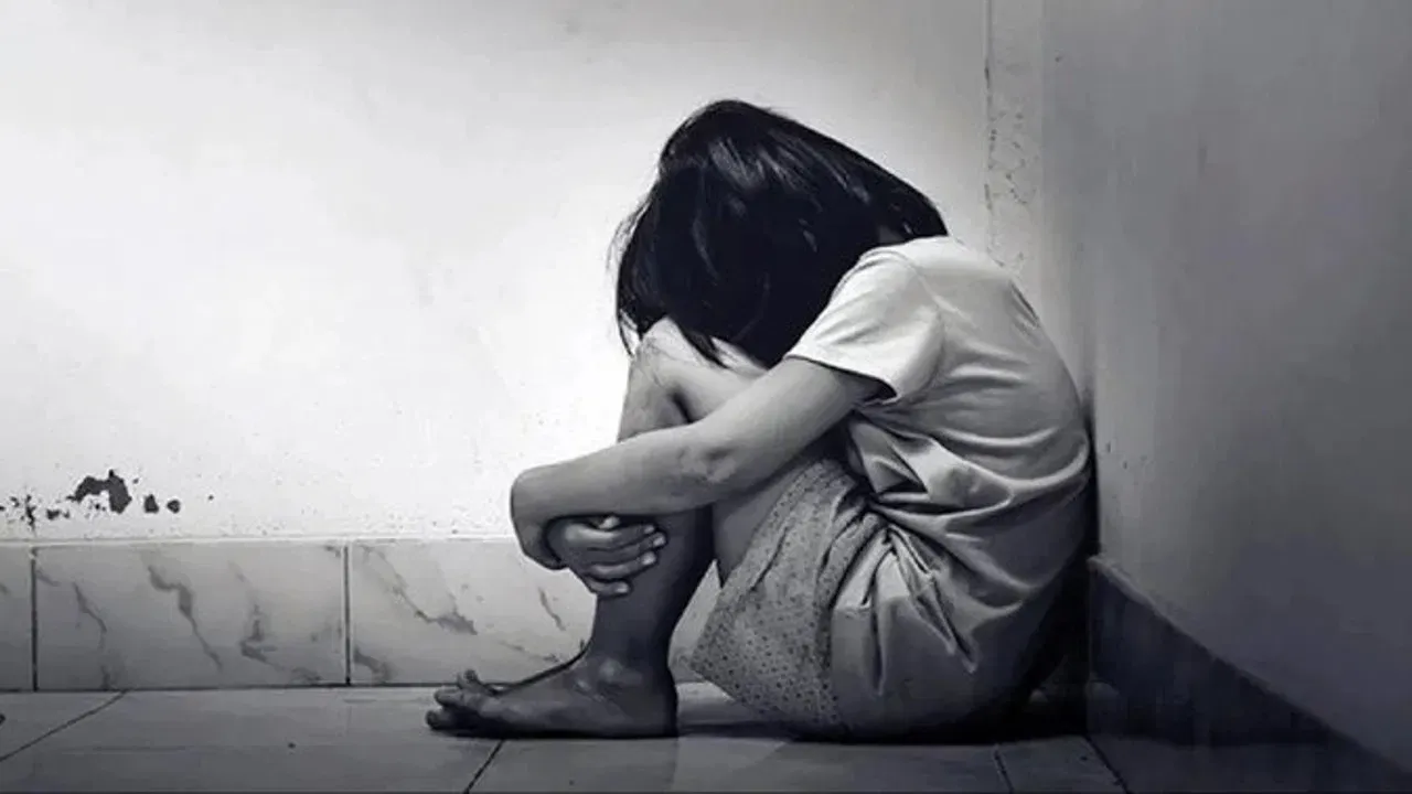 बहराइच: कक्षा 4 की छात्रा संग नाबालिग ने किया दुष्कर्म, हालत गंभीर, डीएम और सीडीओ ने जाना हाल