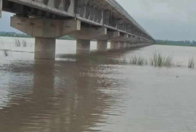 कासगंज: सूखी है मझधार...दाएं बाएं दो हिस्सों में बंटी पतित पावनी की धार