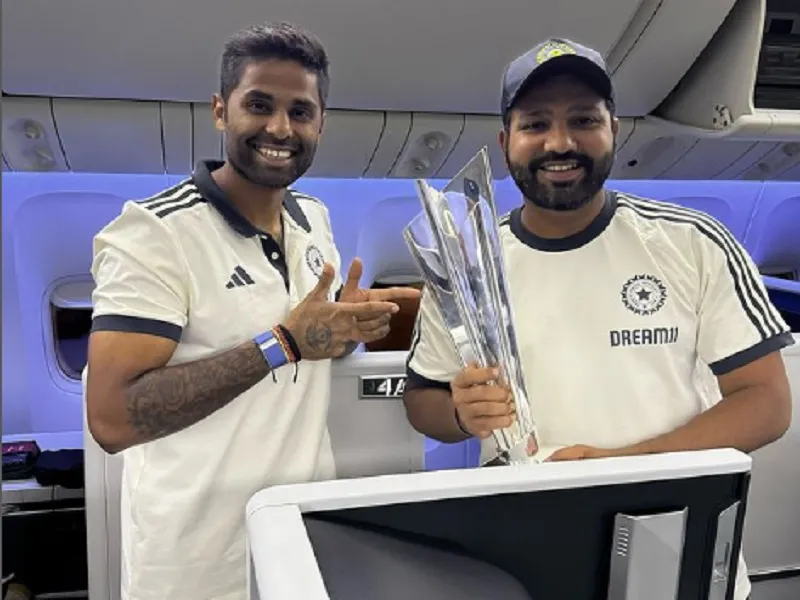 टी20 विश्व चैंपियन भारतीय क्रिकेट टीम बारबाडोस से स्वदेश रवाना, प्लेन में ट्रॉफी के साथ नजर आए खिलाड़ी