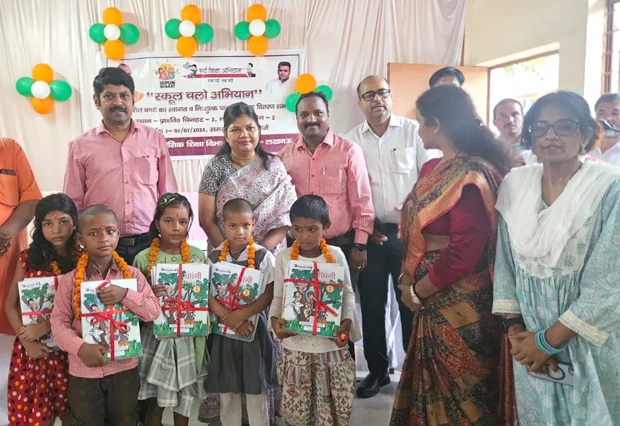 स्कूल पहुंचे बच्चे, मनाया गया प्रवेशत्सव, अपर मुख्य सचिव बेसिक व शिक्षा महानिदेशक ने गेट पर किया बच्चों का स्वागत