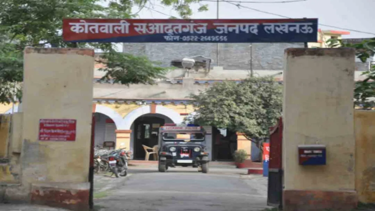 बेटों की हरकत : बुजुर्ग पिता को पीट अधमरा कर में गोदाम में फेंका