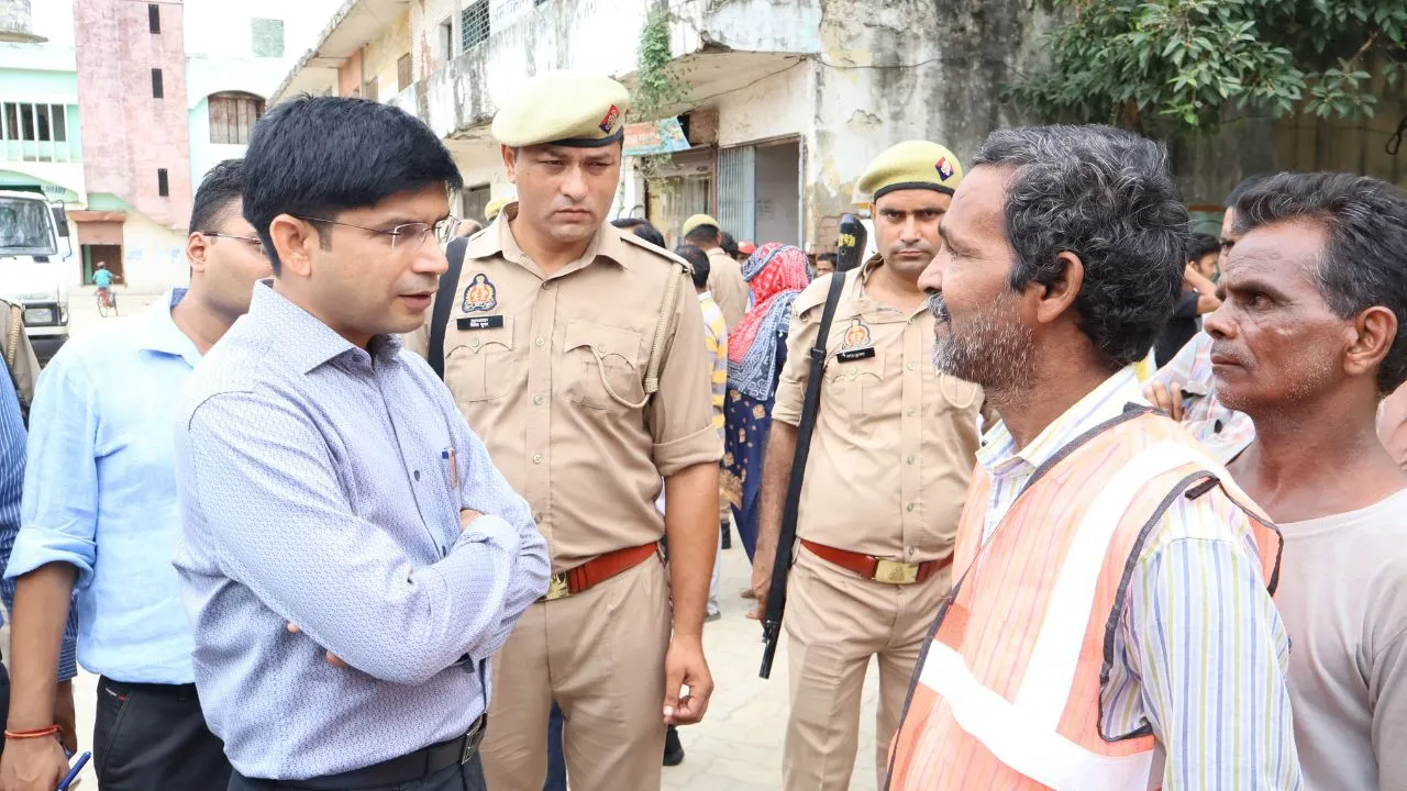 Sambhal News: डीएम के छापे में खुले नगर पालिका में चल रहे बदइंतजामी के खेल...छह के खिलाफ FIR, इनमें भी फर्जीवाड़े का अंदेशा 