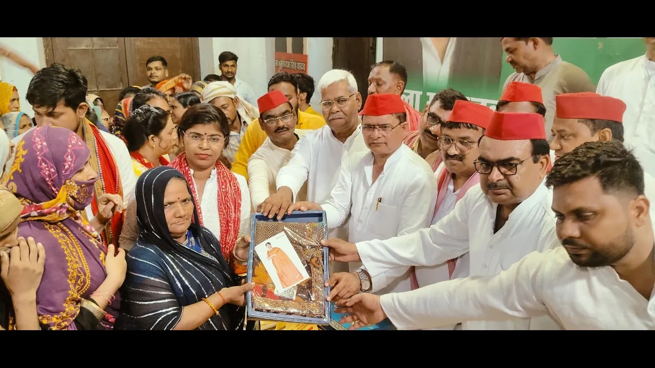 सपा मुखिया अखिलेश यादव का मनाया गया 51 वां जन्मदिन, कटा केक, बंटे फल व साड़ी, हुआ पौधरोपण 