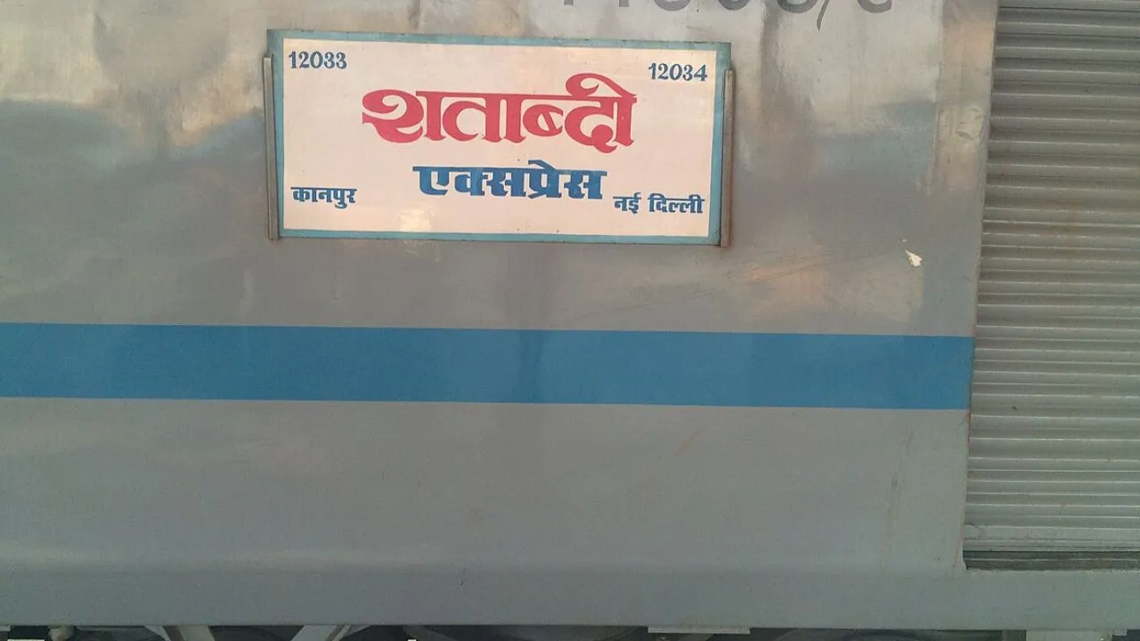 कानपुर शताब्दी का एसी फेल...हंगामा, गोमती में चढ़े सपेरे, बच्चे सहमे, रेल मंत्री के एक्स पर दोनों मामले ट्वीट  
