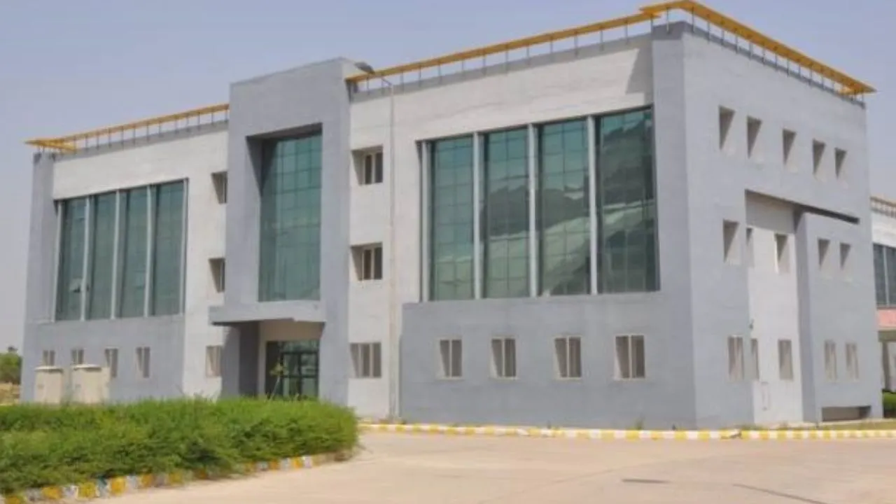 Etawah: स्पोर्ट्स कॉलेज में रैगिंग, सीनियर छात्रों ने जूनियरों को पीटा...मुर्गा भी बनाया, Video वायरल होने पर हरकत में आया प्रशासन  