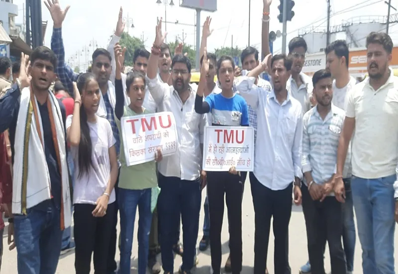 मुरादाबाद : TMU में हुई मौतों पर भड़का एबीवीपी का गुस्सा, विरोध प्रदर्शन कर की सीबीआई जांच की मांग...फूंका पुतला 