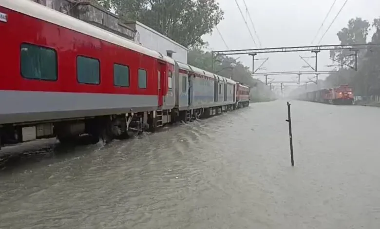 बरेली: कई जगह ट्रैक पर पानी भरने से सिग्नल फेल...कई ट्रेनें प्रभावित, 8 घंटे तक कॉशन देकर ट्रेनों को गुजारा