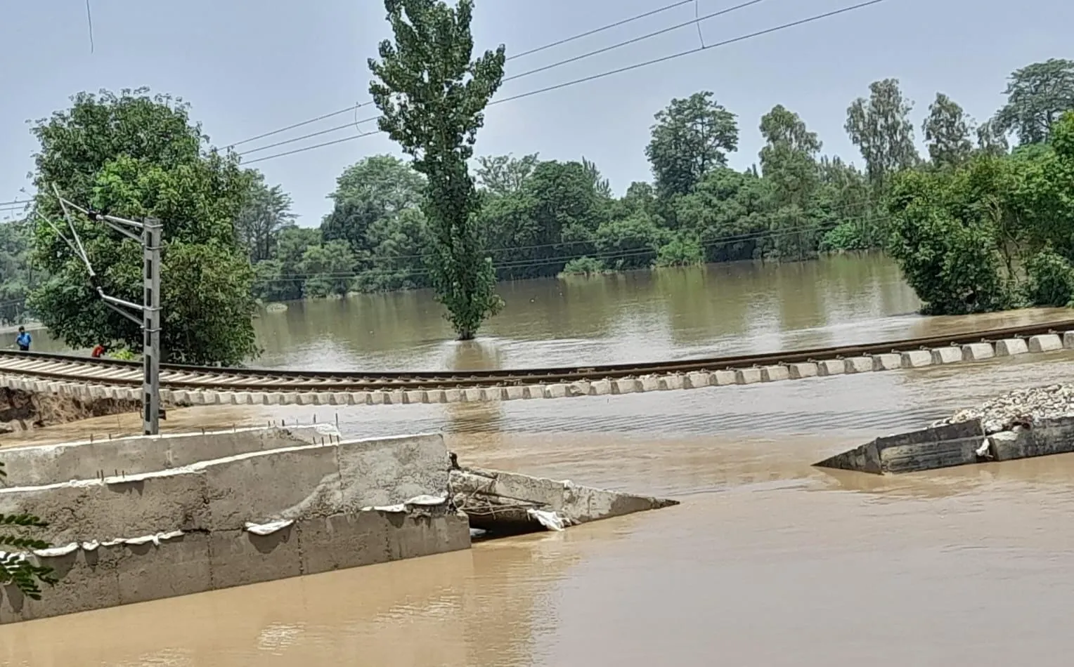 पीलीभीत: बाढ़-बारिश ने खत्म कर दी रेल कनेक्टिविटी, अब बरेली और शाहजहांपुर रूट पर भी ट्रेनों का संचालन ठप