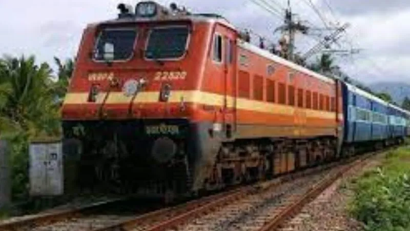 Auraiya News: मेमो पैसेंजर ट्रेन दो घंटे लेट...गर्मी में यात्री रहे परेशान