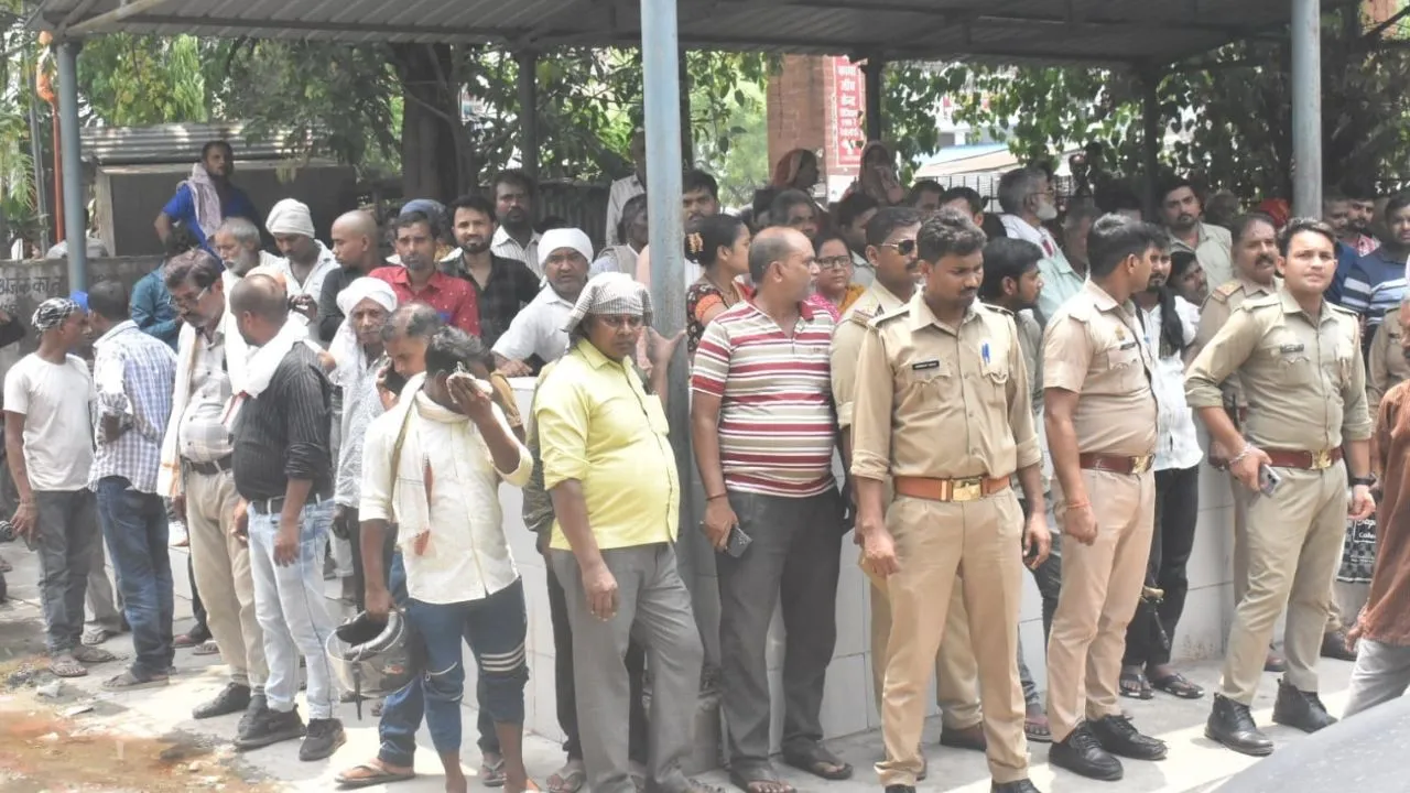 Unnao Accident: तमाशबीनों को रोकने के लिए पुलिस ने की कड़ाई...मौत बनकर दौड़ी बस के कागजों में मिला झोल, ये लोग हुए घायल