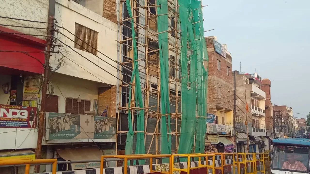 Unnao: शहर में तन रहीं बहुमंजिला बेमानक इमारतें, प्राधिकरण अफसर नींद में, इनकी सरपरस्ती में चल रहा पूरा खेल