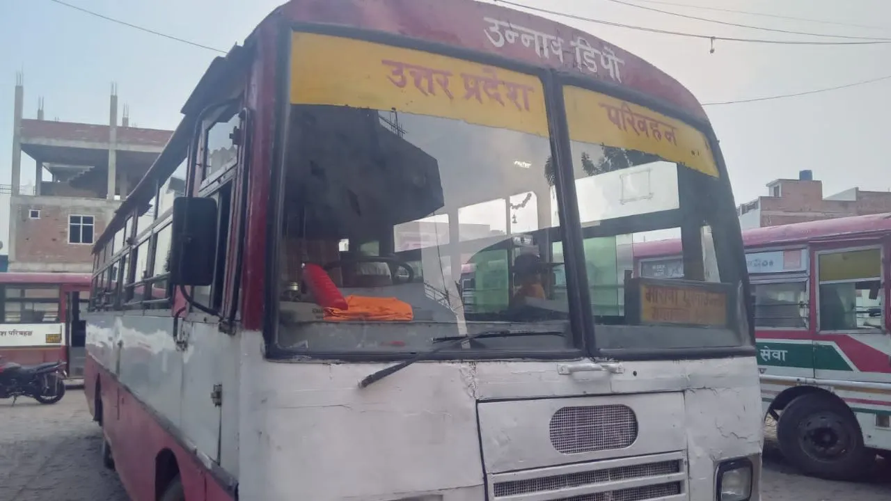 Unnao News: बारिश के मौसम में दौड़ रहीं रोडवेज बस...वाइपर गायब, छत से टपक रहा पानी, सीटों पर शीशे भी नहीं