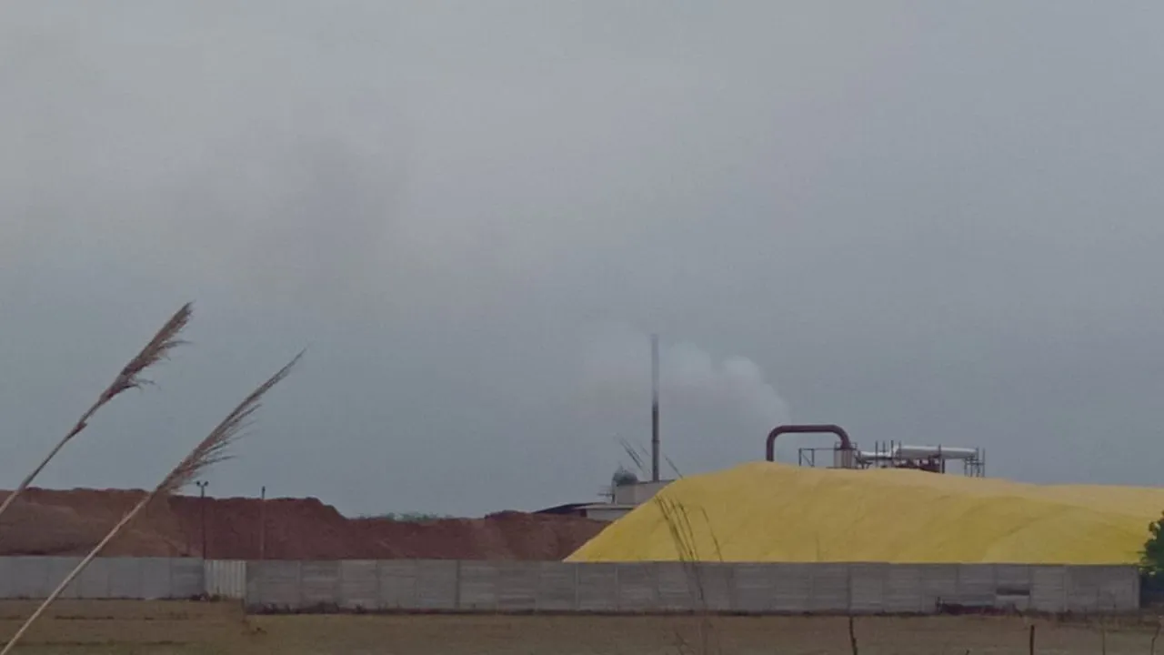 Unnao News: फैक्ट्रियों की चिमनियां उगल रहीं जहरीला धुआं, जिम्मेदार मौन, किसान परेशान...लोग हो रहे बीमार