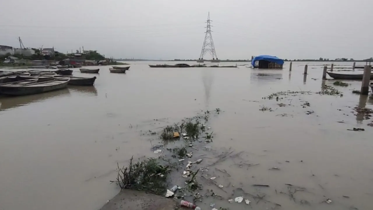 Unnao News: 13 सेमी बढ़ा गंगा का जलस्तर चेतावनी बिंदु से 34 सेमी दूर...घाट किनारे रहने वाले लोगों की बढ़ी धड़कनें