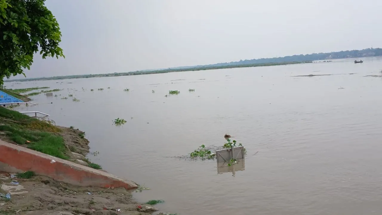 Unnao News: चेतावनी बिंदु के करीब पहुंचा गंगा का जलस्तर, घरों तक पहुंचने लगा पानी...लोगों की बढ़ी धड़कनें