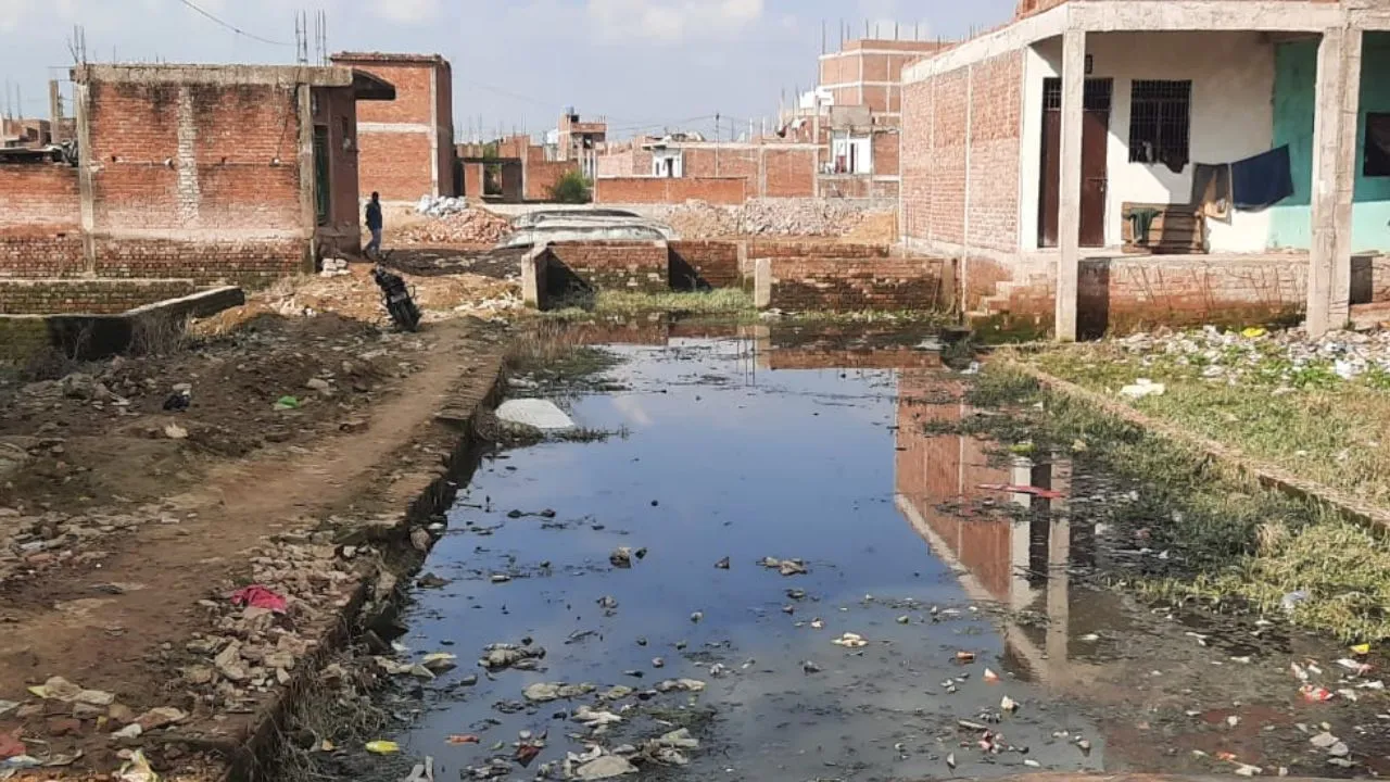 Unnao News: जलस्तर घटने से निचले इलाकों में संक्रामक बीमरियां फैलने का खतरा बढ़ा...घरों में कैद होने को मजबूर लोग