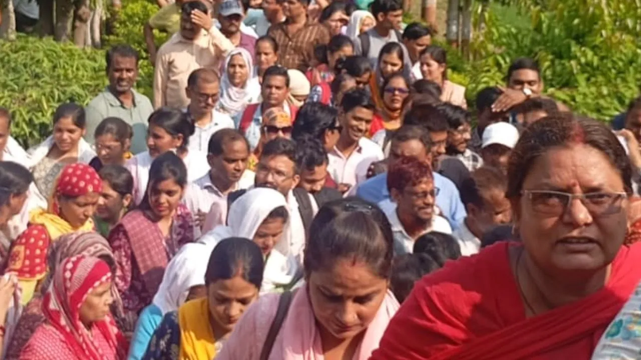 Unnao News: ऑनलाइन हाजिरी का विरोध, विभाग ने एक दिन का वेतन काटा