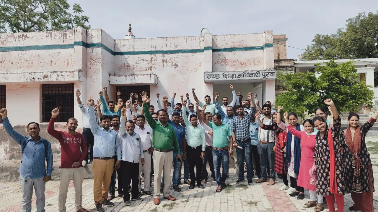 Unnao: 800 सौ से अधिक संकुल शिक्षकों ने दिया सामूहिक इस्तीफा...लंबित मांगे पूरी कराने को परिषदीय शिक्षक कर रहे है डिजिटलाइजेशन का विरोध 