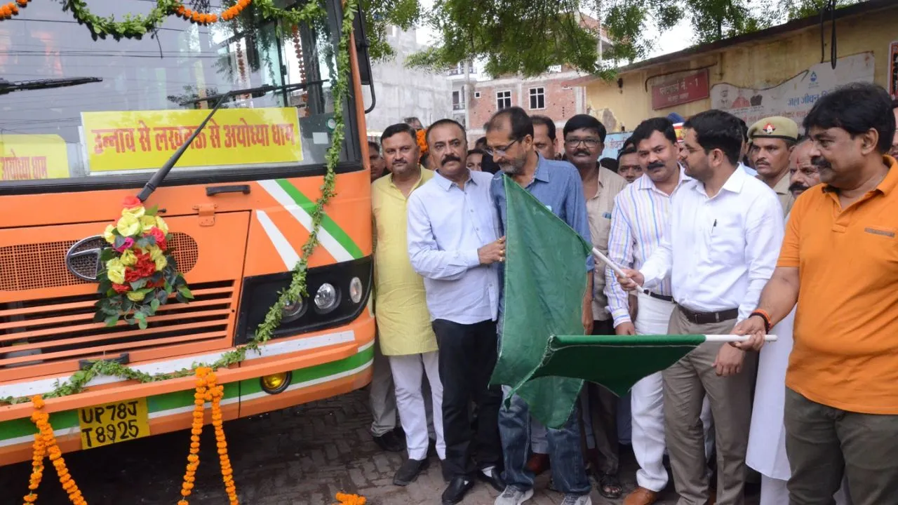 Unnao News: अयोध्या धाम को नियमित बस सेवा का हुआ शुभारंभ...विधायक और डीएम ने दिखाई हरी झंडी दिखाई