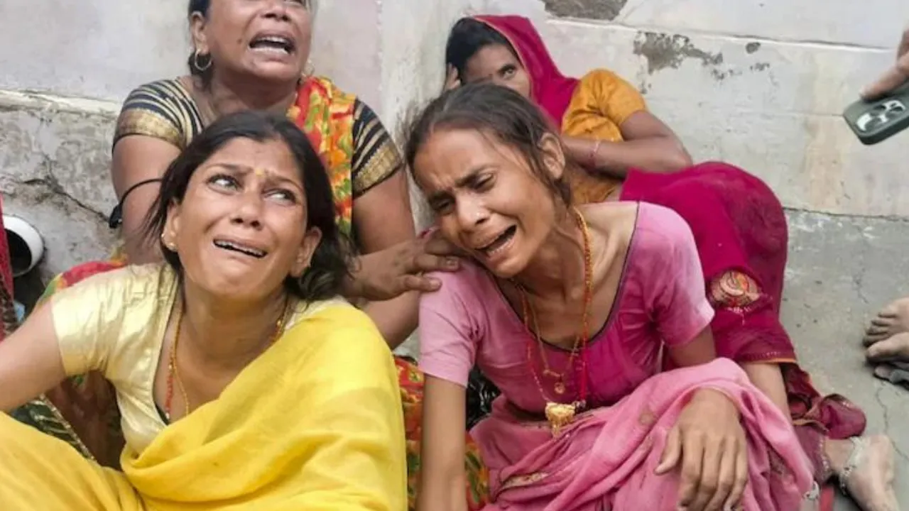 Hathras Stampede: मरने वालों में 40 से 50 उम्र की महिलाएं अधिक, 80 हजार की परमीशन में पहुंची ढाई लाख की भीड़