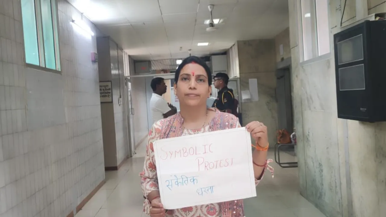 लखनऊः ॐ नमः शिवाय का जप करते हुए दिया धरना