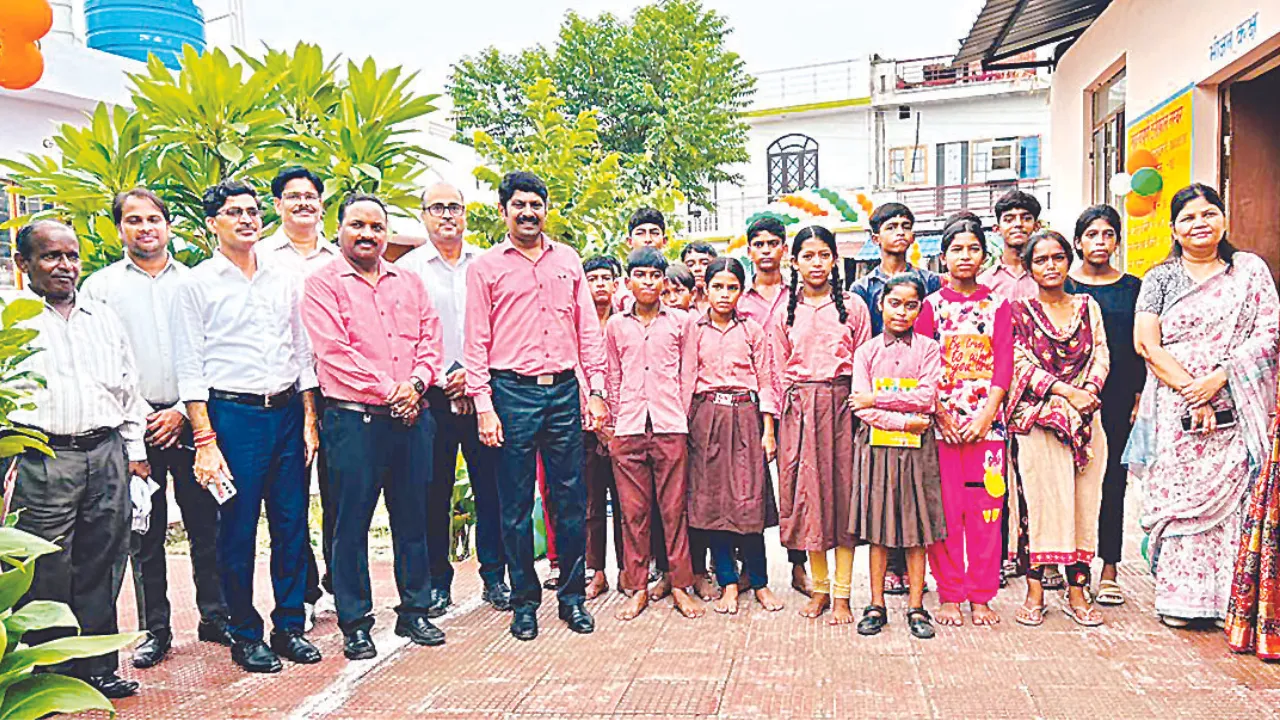 गर्मियों की छुट्टियां बिताकर स्कूल पहुंचे छात्र, अफसरों ने बरसाएं फूल