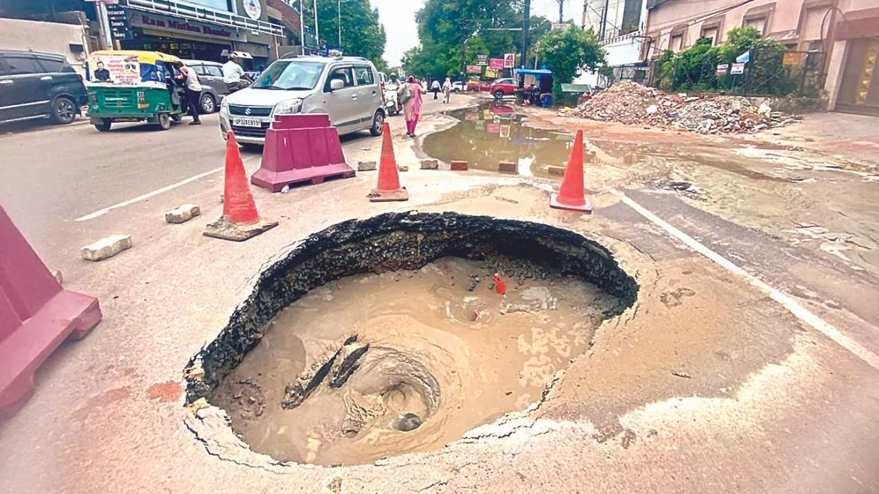 Kanpur: पानी की मेन लाइन फटी, सड़क 15 फीट धंसी, 50 मोहल्लों की जलापूर्ति हुई ठप...इतने लाख की आबादी के सामने पानी का हुआ संकट